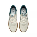 Championes urbanos New Balance modelo 272, color beige con detalles en verde azulado y suela de goma color caramelo. Presentan el logo N característico en el lateral y diseño de caña baja.