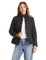 Campera capitoneada color beige con diseño de rombos, cuello alto tipo mao, cierre frontal con cremallera y solapa con botones a presión dorados. Cuenta con dos bolsillos frontales de parche con solapa y botones.