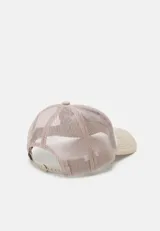 Gorra tipo trucker Von Dutch con panel frontal blanco, visera y malla trasera en color beige. Presenta un bordado central con el logo de la marca y un ojo alado.