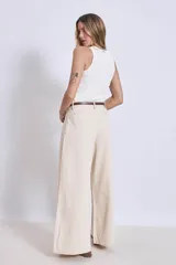 Blusa sin mangas de punto, con cuello redondo y ajuste al cuerpo.