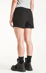 Short de baño negro de microfibra con secado rápido. Presenta un cordón de ajuste en la cintura con texto repetido y un pequeño logo bordado en la parte inferior derecha. Incluye malla interna y un bolsillo trasero con ojalillo.