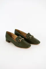 Mocasines de cuero color verde oliva, con detalle de herraje metálico dorado en el empeine y taco bajo cuadrado.