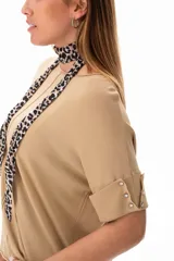 Remera color camel de viscosa, con mangas cortas y cuello redondo.