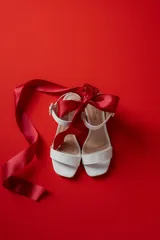 Sandalias plateadas con tira ancha sobre los dedos, tira fina con hebilla al tobillo y taco cuadrado bajo.