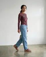 Remera de manga larga con cuello redondo, confeccionada en tela con estampa exclusiva de formas orgánicas en tonos vino, ciruela, verde, coral y fucsia.