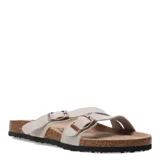 Sandalias de dos tiras ajustables con hebillas metálicas, plantilla de corcho ergonómica y suela antideslizante.