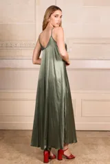 Vestido largo color dorado de raso con breteles finos y escote en V.