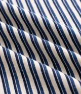 Remera de hombre marca Marfinno confeccionada en algodón peruano, con diseño de rayas horizontales, cuello redondo azul en contraste y mangas cortas.
