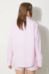 Camisa oversize de popelina de algodón a rayas verticales blancas y rosas, con cuello clásico, bolsillo en el pecho bordado y puños abotonados.