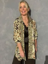 Sobrecamisa estilo kimono con estampado paisley en tonos marrones y verdes, cuello mao y mangas largas.