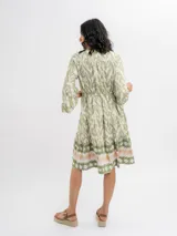 Vestido midi verde y crudo con estampado geométrico, escote en V con botones frontales, mangas tres cuartos acampanadas y falda con volados en capas.