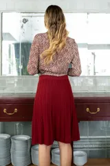 Falda midi tableada color rojo, de tejido de punto con pretina ancha elastizada.