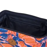 Neceser de poliéster reciclado con estampado de flores naranjas y hojas azules sobre fondo rosa. Base de cuero sintético azul marino. Cierre superior con cremallera YKK y logo de la marca en etiqueta circular cosida en el frente. Interior impermeable con separadores removibles.
