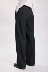 Pantalón de vestir de corte ancho y tiro alto, con diseño de pierna recta y bolsillos laterales.
