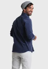 Camisa de pana azul marino de manga larga con cuello abotonado.