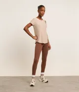 Remera deportiva Get Over de microfibra color rosado, con cuello redondo, mangas cortas y estampa de ondas contrastantes en el frente. Confeccionada con poliéster y elastano.