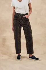Pantalón de jean recto con estampado animal print en tonos marrones y negros.