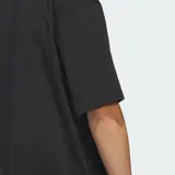 Remera de algodón de corte holgado, color negro, con estampado gráfico en el pecho que incluye el logo de Adidas Skateboarding y una ilustración de un skater.