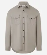 Camisa masculina modelo comfort, confeccionada en sarga de algodón, con cuello tradicional, mangas largas y cierre frontal de botones. Presenta dos bolsillos delanteros con solapa.