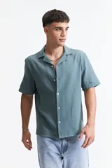 Camisa de manga corta color crema con textura, cuello clásico y calce regular.