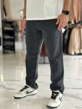 Pantalón de jean gris con lavado ácido, corte holgado de estilo oversize y diseño recto.