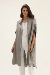 Vestido camisero largo color gris, de seda lisa, con cuello camisero, manga corta y cierre frontal con botones.