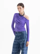 Top de manga larga color violeta, con diseño asimétrico de un solo hombro y detalle de drapeado frontal. Confeccionado en tejido de punto con acabado brillante.