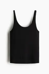 Musculosa en punto acanalado negro, de corte entallado con escote en U pronunciado tanto en el frente como en la espalda.