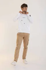 Pantalon cargo color tostado, con bolsillos laterales amplios y cierre frontal con botón y cremallera.