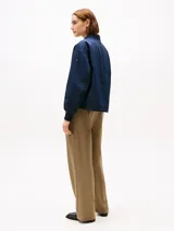 Campera bomber azul marino acolchada con cuello de béisbol, cierre frontal con cremallera, dos bolsillos laterales ribeteados en diagonal y puños y cuello de punto canalé.