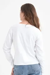 Camiseta básica de manga larga en color blanco, con cuello redondo y confeccionada en algodón orgánico.