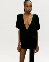 Minivestido negro con escote en V profundo, mangas cortas y lazo ajustable en la cintura.