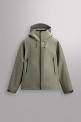 Cazadora deportiva de ajuste regular, confeccionada en tejido técnico de tres capas con membrana impermeable (resistencia al agua ≥15K) y costuras termoselladas. Presenta cuello subido con capucha ajustable, manga larga con puños ajustables con tira adherente, aberturas con cremallera termosellada en axilas para ventilación, bolsillos frontales con cremallera termofijada y bajo ajustable con elásticos laterales.