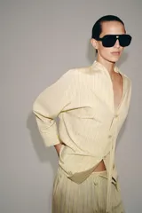 Camisa ZW Collection confeccionada en hilatura con mezcla de viscosa, de diseño a rayas verticales en tonos amarillo claro y gris, escote en pico, manga larga y cierre frontal con botones y lazo ajustable.