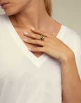 Anillo de metal bañado en plata con tres cristales facetados grises engastados en línea.