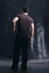 Pantalón de jogging deportivo de corte holgado, confeccionado en tejido técnico con tecnología de absorción de humedad. Presenta cintura elástica con cordón de ajuste, bolsillos laterales, ribetes verticales en las piernas y cordón elástico ajustable en los bajos.