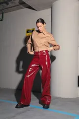 Pantalón de charol rojo de tiro medio alto, con botón metálico níquel, badana de RENÉE en cintura y bolsillos traseros.