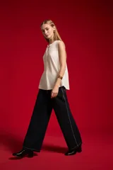 Blusa evasé de viscosa color blanco, sin mangas, con cuello a la base y escote en V con cartera frontal.