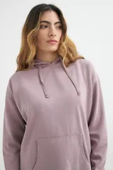 Hoodie de algodón color marrón, con capucha ajustable mediante cordones y bolsillo canguro frontal. Presenta un pequeño estampado blanco en el pecho con la palabra "ORIGIN".