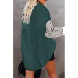 Sobre camisa de pana blanca con detalles en animal print en los bolsillos frontales y en las mangas. Presenta cuello inglés, cierre frontal con botones y corte holgado.