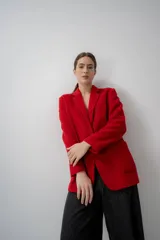 Blazer rojo de paño de baby alpaca, con solapas y bolsillos frontales. Hecho en Uruguay con paño de Perú.