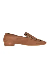 Mocasines color caramelo de gamuza con apliques de tachas doradas.