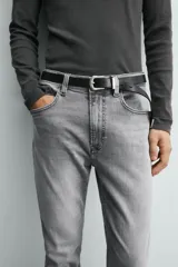 Jeans skinny cropped fit de corte ajustado y tiro medio, con diseño de cinco bolsillos y efecto lavado.