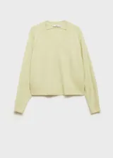 Jersey de punto color amarillo claro, con cuello en pico y diseño recto de manga larga con puños acanalados.