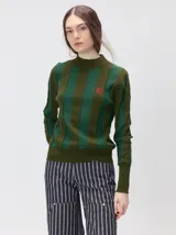 Sweater de punto con diseño de rayas verticales en tonos negro y gris oscuro. Presenta cuello alto tipo polera, mangas largas con puños ajustados y ruedo elástico. Incluye un pequeño bordado en color rojo en el pecho.