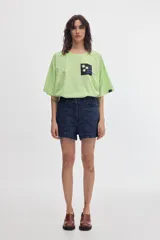Short de denim azul oscuro con corte relaxed fit, tiro alto y pierna ancha. Presenta costuras verticales en la parte delantera y bordado de la marca en el bolsillo trasero.