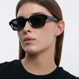 Gafas de sol cuadradas negras con lentes polarizadas negras.
