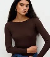 Vestido midi de punto acanalado en color marrón chocolate, con cuello barco y mangas largas. Presenta un corte ajustado al cuerpo y una textura de malla fina.