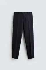 Pantalón de corte recto confeccionado en tejido con lana, color beige. Presenta bolsillos frontales, bolsillos traseros de vivo y cierre frontal con cremallera y botón.