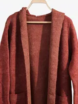Saco abierto de tejido de punto con capucha, de corte holgado y diseño liso en color terracota.